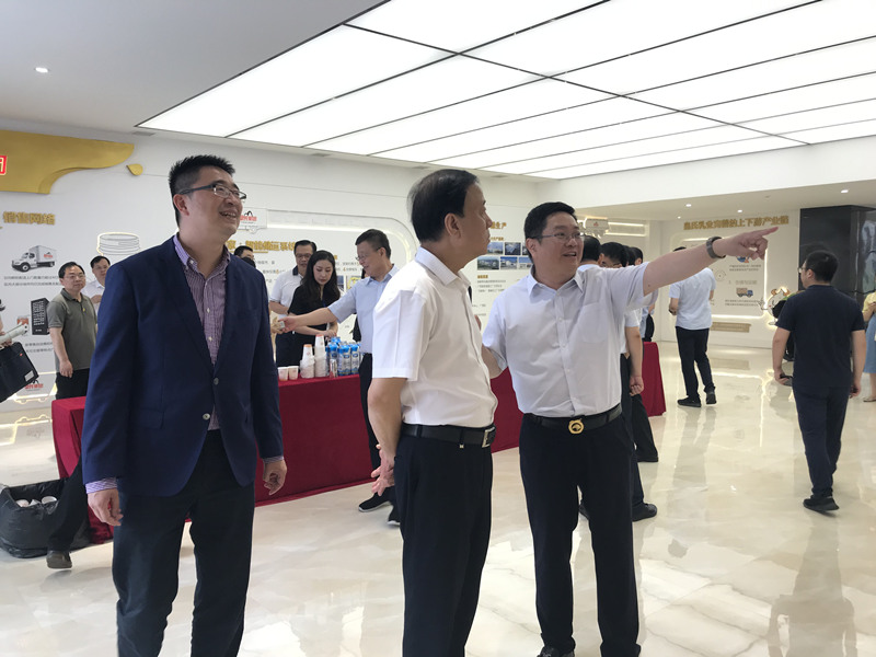 全國人大常委會副委員長、九三學(xué)社中央主席武維華蒞臨皇氏集團(tuán)參觀考察