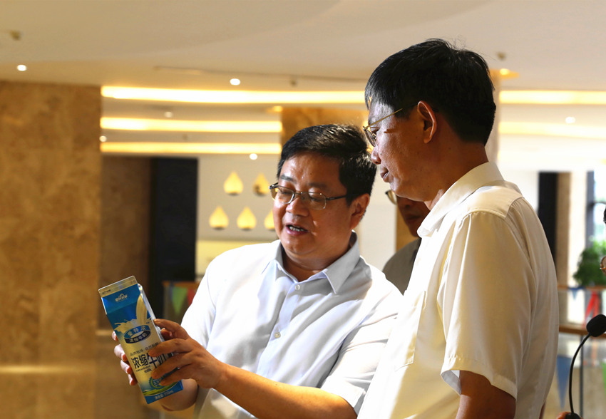 廣西壯族自治區(qū)人民政府副主席、黨組成員費(fèi)志榮蒞臨皇氏集團(tuán)參觀調(diào)研