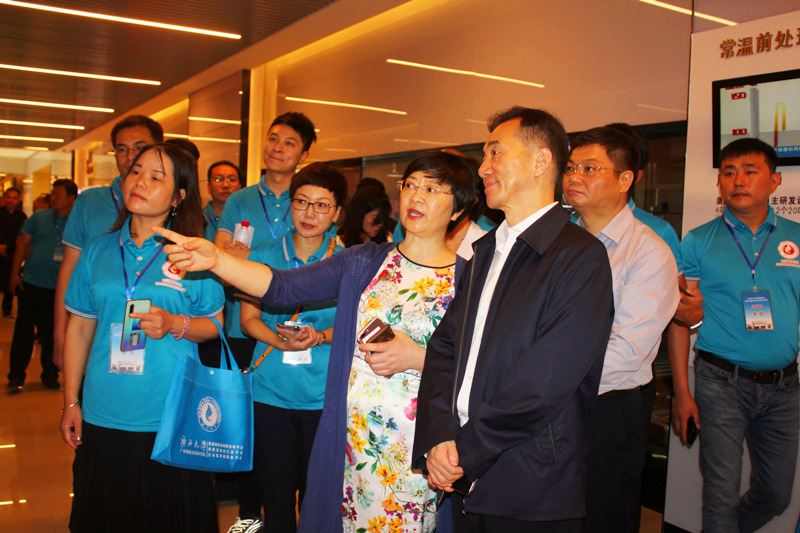 全國工商聯副主席、四川省政協副主席、省工商聯主席陳放率青年企業(yè)家蒞臨皇氏集團參觀考察