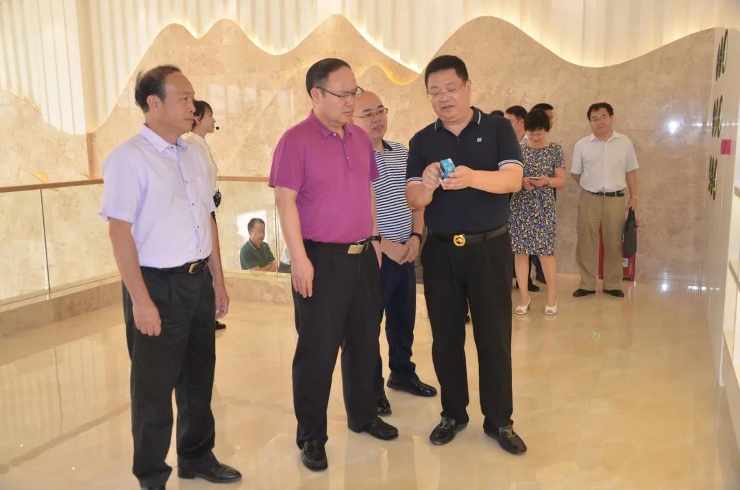 廣西科技廳黨組書記、廳長曹坤華率調(diào)研組蒞臨皇氏集團(tuán)開展科技創(chuàng)新支撐奶水牛產(chǎn)業(yè)高質(zhì)量發(fā)展調(diào)研