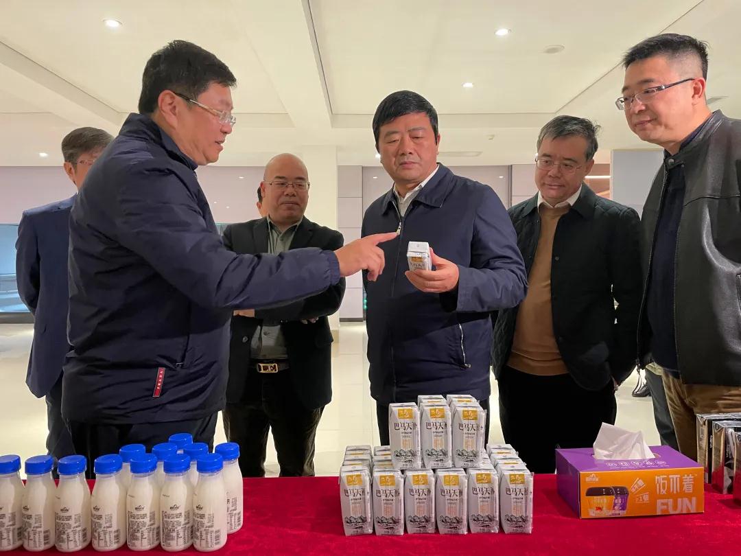 廣西壯族自治區(qū)副主席、黨組成員方春明率調(diào)研組一行蒞臨皇氏集團(tuán)開展水牛奶產(chǎn)業(yè)深入調(diào)研