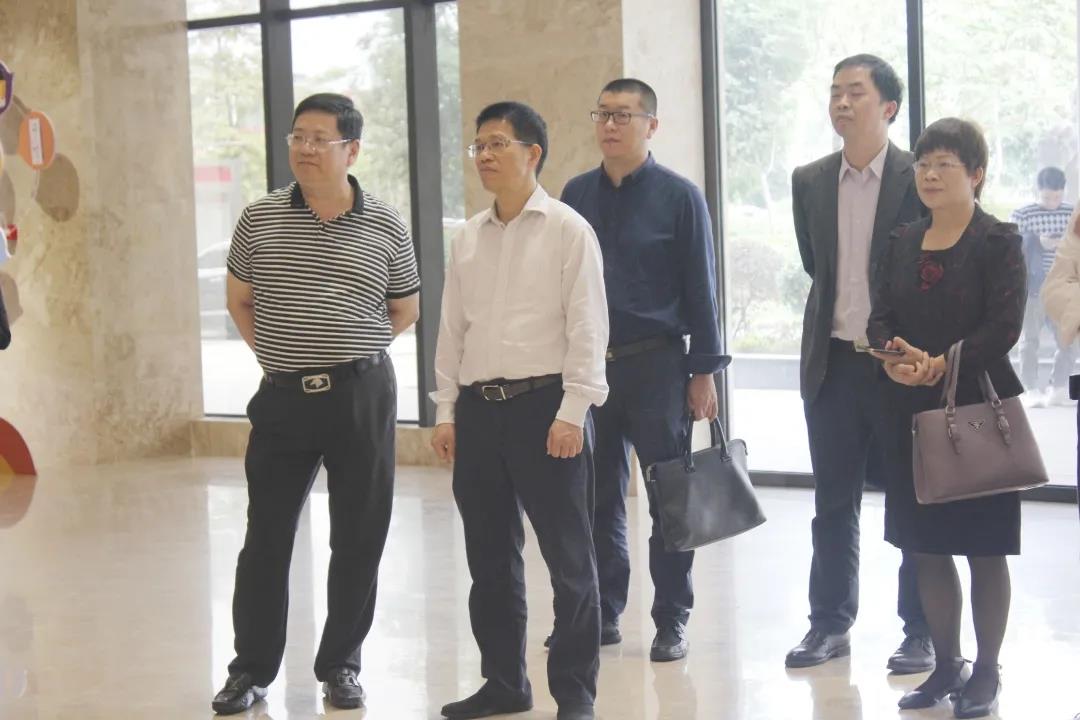 校企合作譜新篇，互利共贏謀發(fā)展 | 廣西大學(xué)寧旭初總會(huì)計(jì)師一行蒞臨皇氏集團(tuán)交流指導(dǎo)