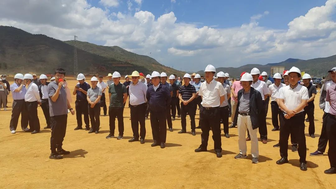 大理州政府黨組成員、一級(jí)巡視員吉向陽(yáng)帶隊(duì)考察來(lái)思爾乳業(yè)云禾萬(wàn)頭奶牛牧場(chǎng)