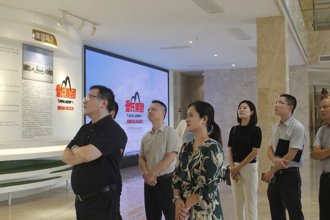 南寧金融集團(tuán)黨委書記、董事長關(guān)俊一行蒞臨皇氏集團(tuán)參觀交流