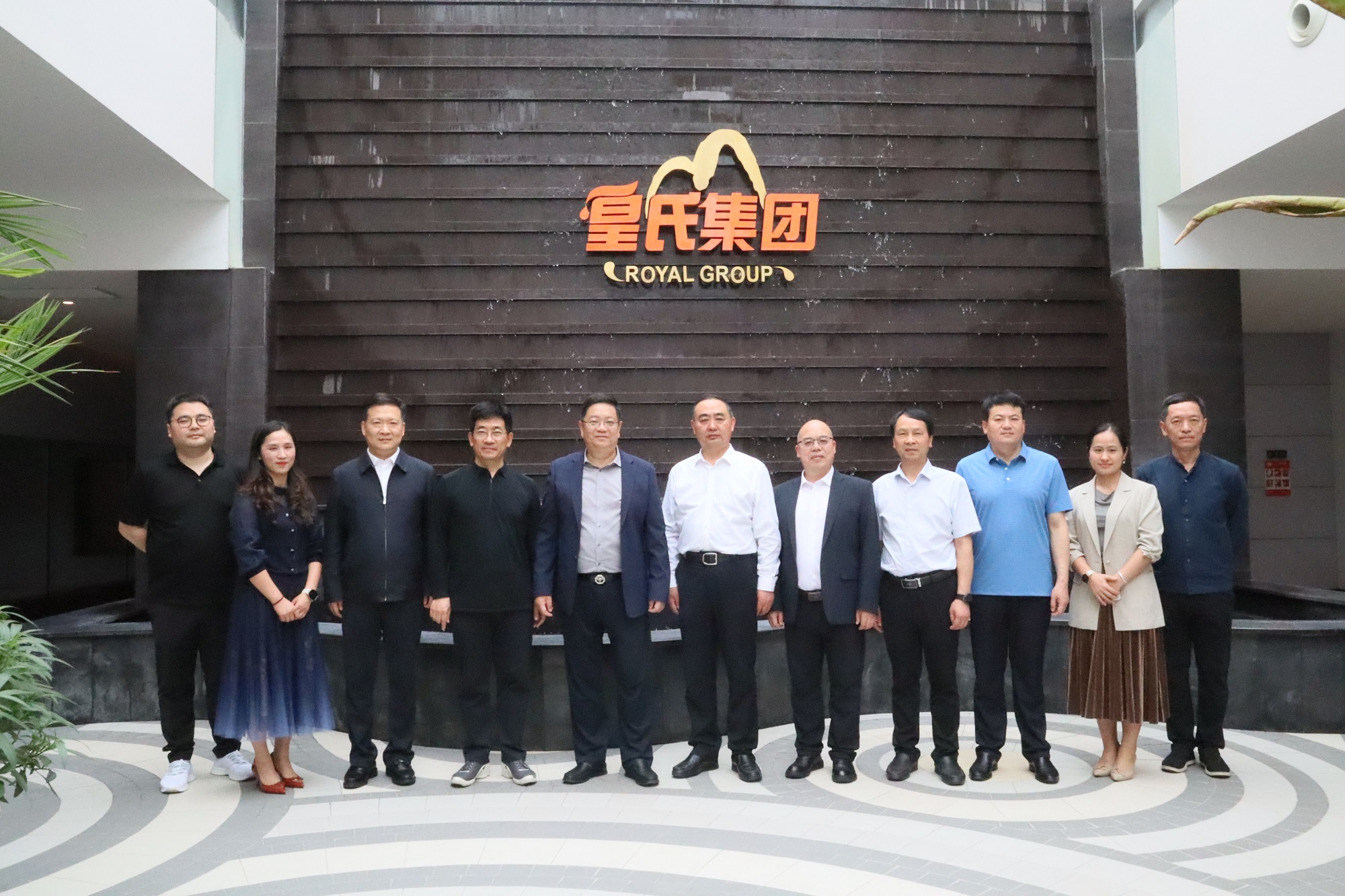 2023年5月14日，阜陽市委書記孫正東一行蒞臨皇氏集團(tuán)交流考察
