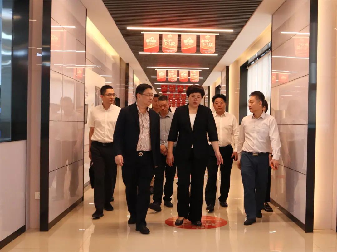 廣西南寧市委常委、統(tǒng)戰(zhàn)部部長、副市長張自英到訪皇氏集團開展經(jīng)濟發(fā)展調(diào)研服務(wù)