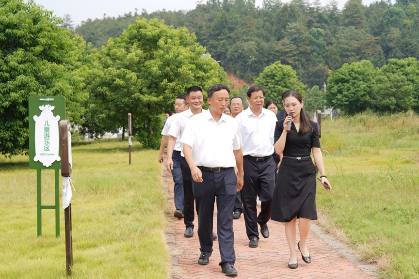 寧鄉(xiāng)市市委副書(shū)記、市長(zhǎng)黃滔一行蒞臨皇氏集團(tuán)湖南優(yōu)氏歐冠牧場(chǎng)調(diào)研