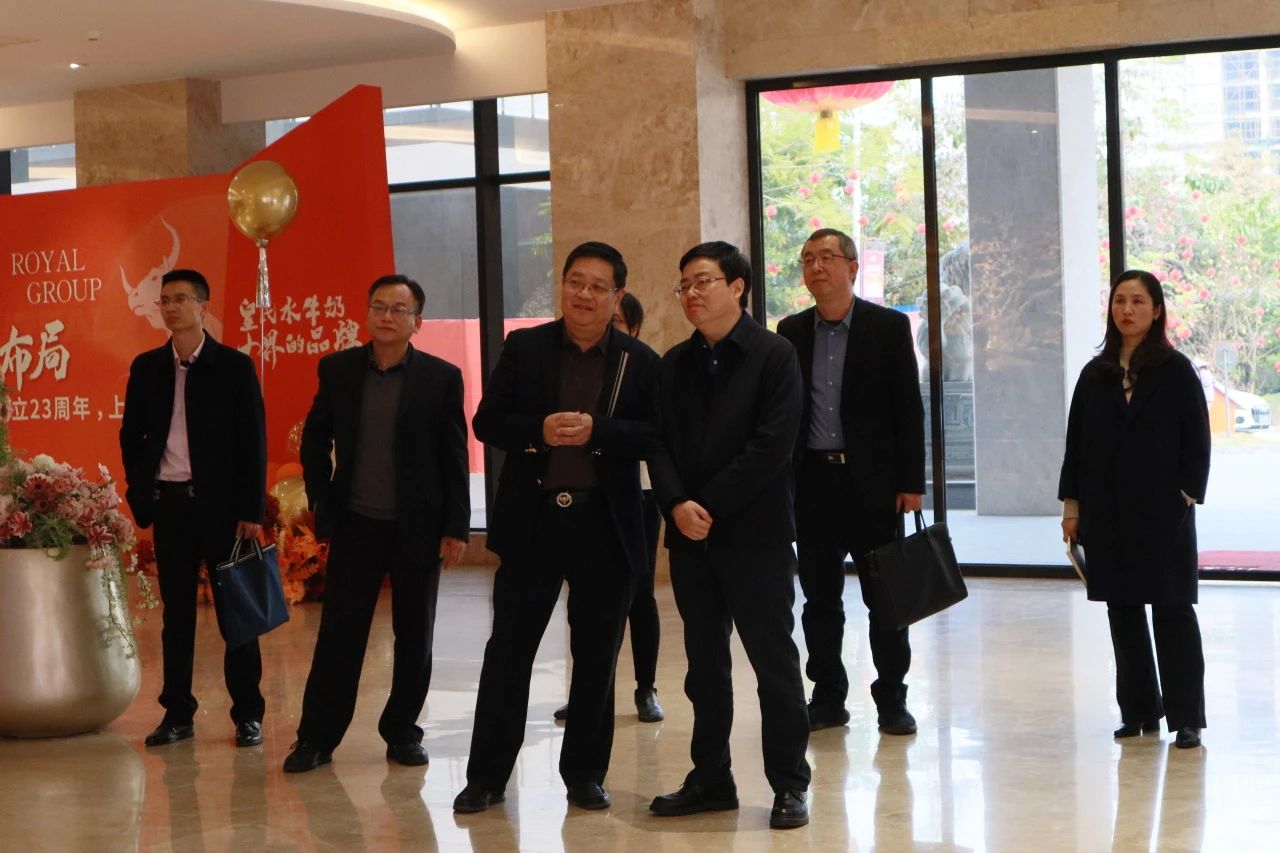 中國郵政儲蓄銀行廣西區(qū)分行黨委書記、行長曾創(chuàng)新到皇氏集團調研指導